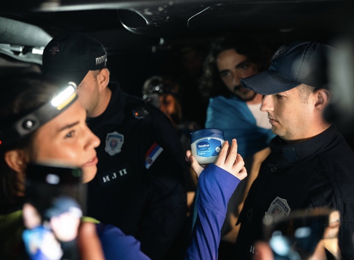 "Strah je prešao na drugu stranu": Učenik Amar sa studentima pešači do Novog Sada, a za Danas piše o bliskom susretu s policijom 2 "Strah je prešao na drugu stranu": Učenik Amar sa studentima pešači do Novog Sada, a za Danas piše o bliskom susretu s policijom 2