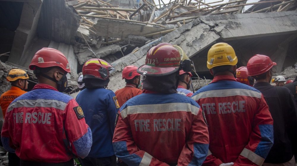 Više od 90 učenika zarobljeno u ruševinama škole: Urušena zgrada u Indoneziji 1