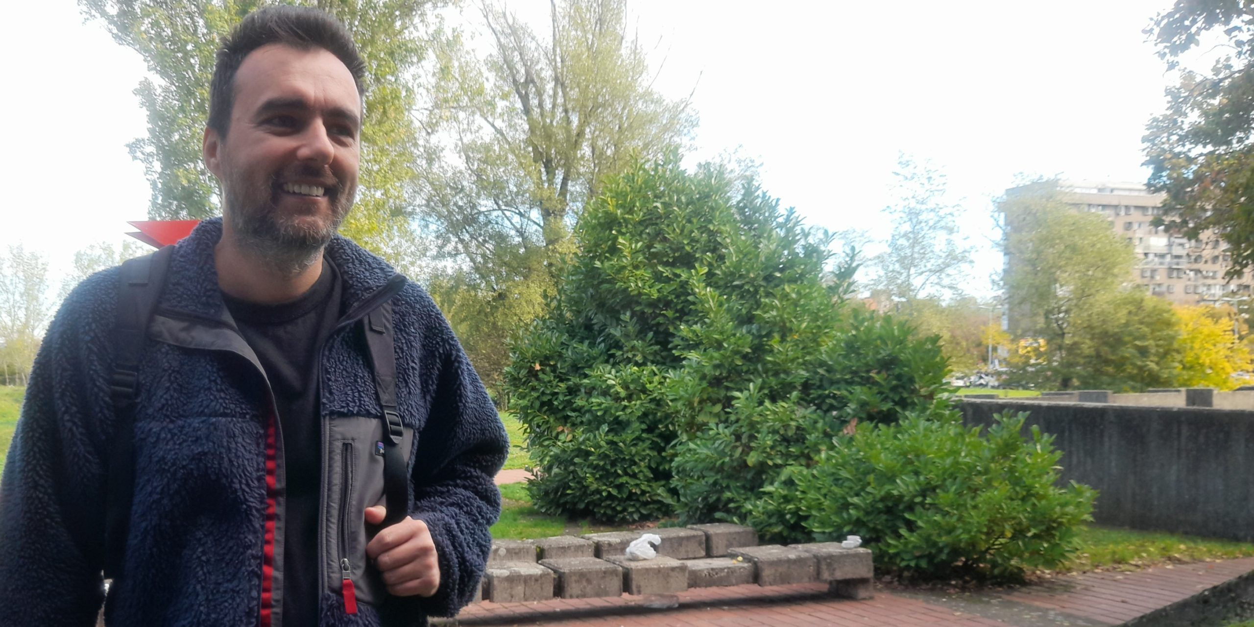 To je kraj režima, nemoguće je pobediti ovu energiju, mladost i lepotu: Javne ličnosti i građani ispratili studente ispred FDU koji pešače u Novi Sad 3 To je kraj režima, nemoguće je pobediti ovu energiju, mladost i lepotu: Javne ličnosti i građani ispratili studente ispred FDU koji pešače u Novi Sad 3