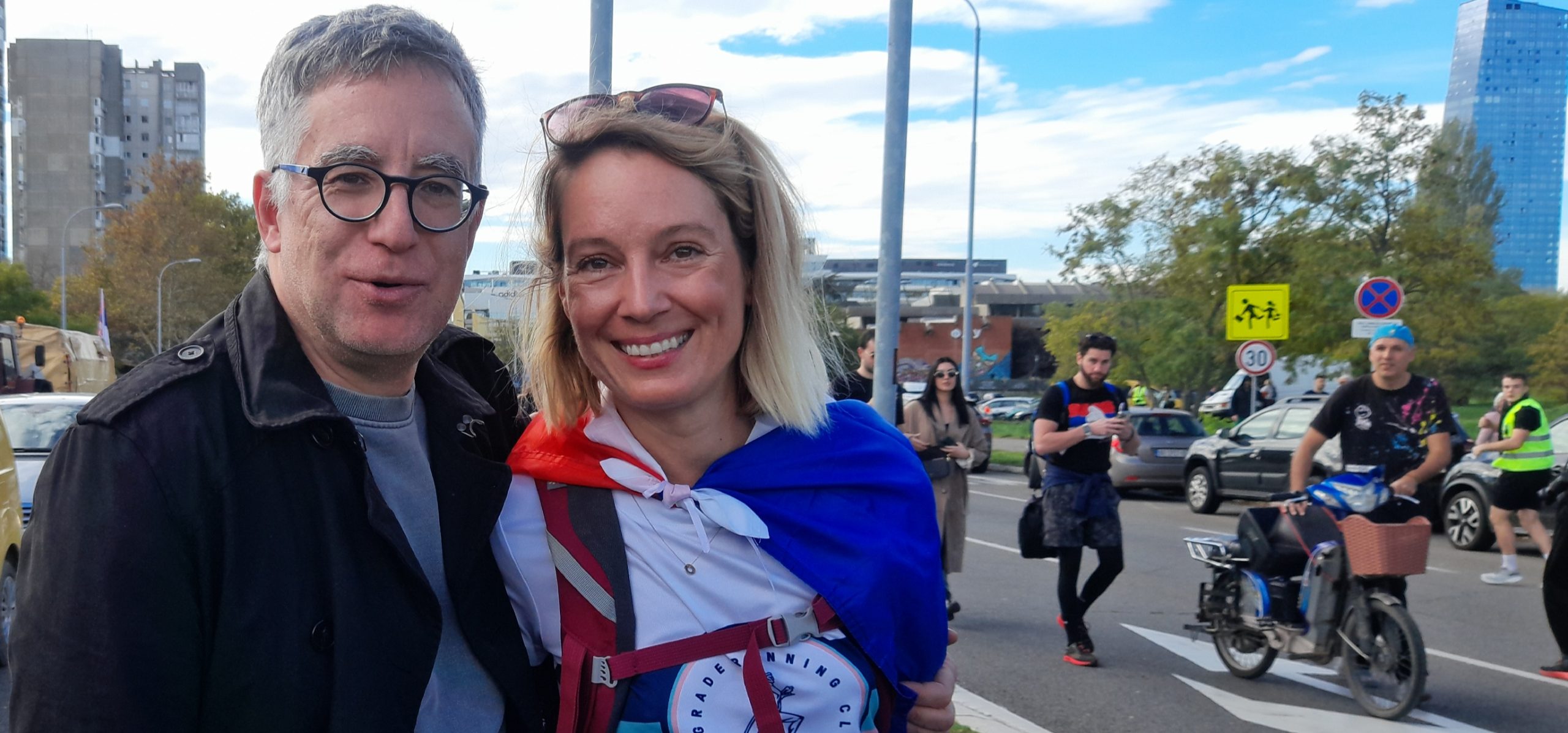 To je kraj režima, nemoguće je pobediti ovu energiju, mladost i lepotu: Javne ličnosti i građani ispratili studente ispred FDU koji pešače u Novi Sad 4 To je kraj režima, nemoguće je pobediti ovu energiju, mladost i lepotu: Javne ličnosti i građani ispratili studente ispred FDU koji pešače u Novi Sad 4