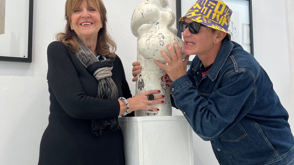 Umetnost koja provocira, kritikuje i karikira vreme poništenih vrednosti, kriza, sukoba: U Galeriji Haos otvorena izložba vajara Adina Rastodera 1