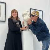 Umetnost koja provocira, kritikuje i karikira vreme poništenih vrednosti, kriza, sukoba: U Galeriji Haos otvorena izložba vajara Adina Rastodera 7