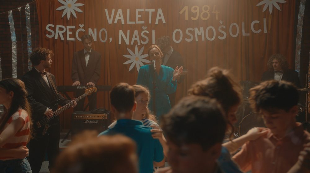 belo se pere na devedeset pepel in kri