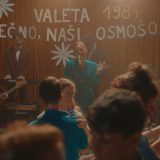 belo se pere na devedeset pepel in kri