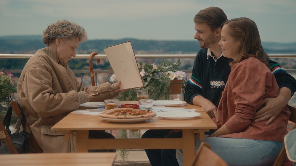 Nova verzija spota za legendarnu pesmu jugoslovenske grupe Pepel in kri najavljuje regionalni filmski hit „Belo se pere na devedeset“ sa Anicom Dobrom 2