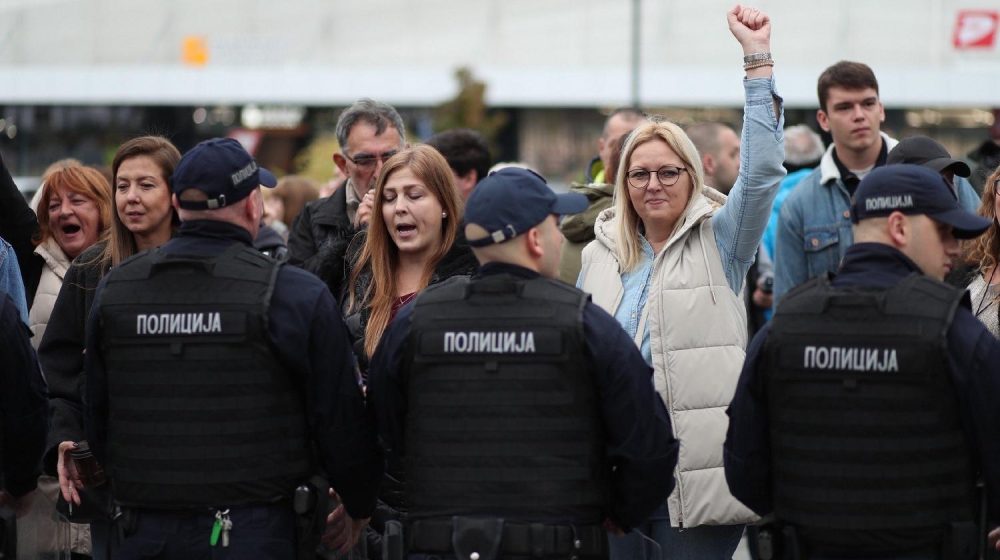 Kragujevac: Kordon policije potiskuje građane 1