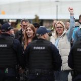 Kragujevac: Kordon policije potiskuje građane 13