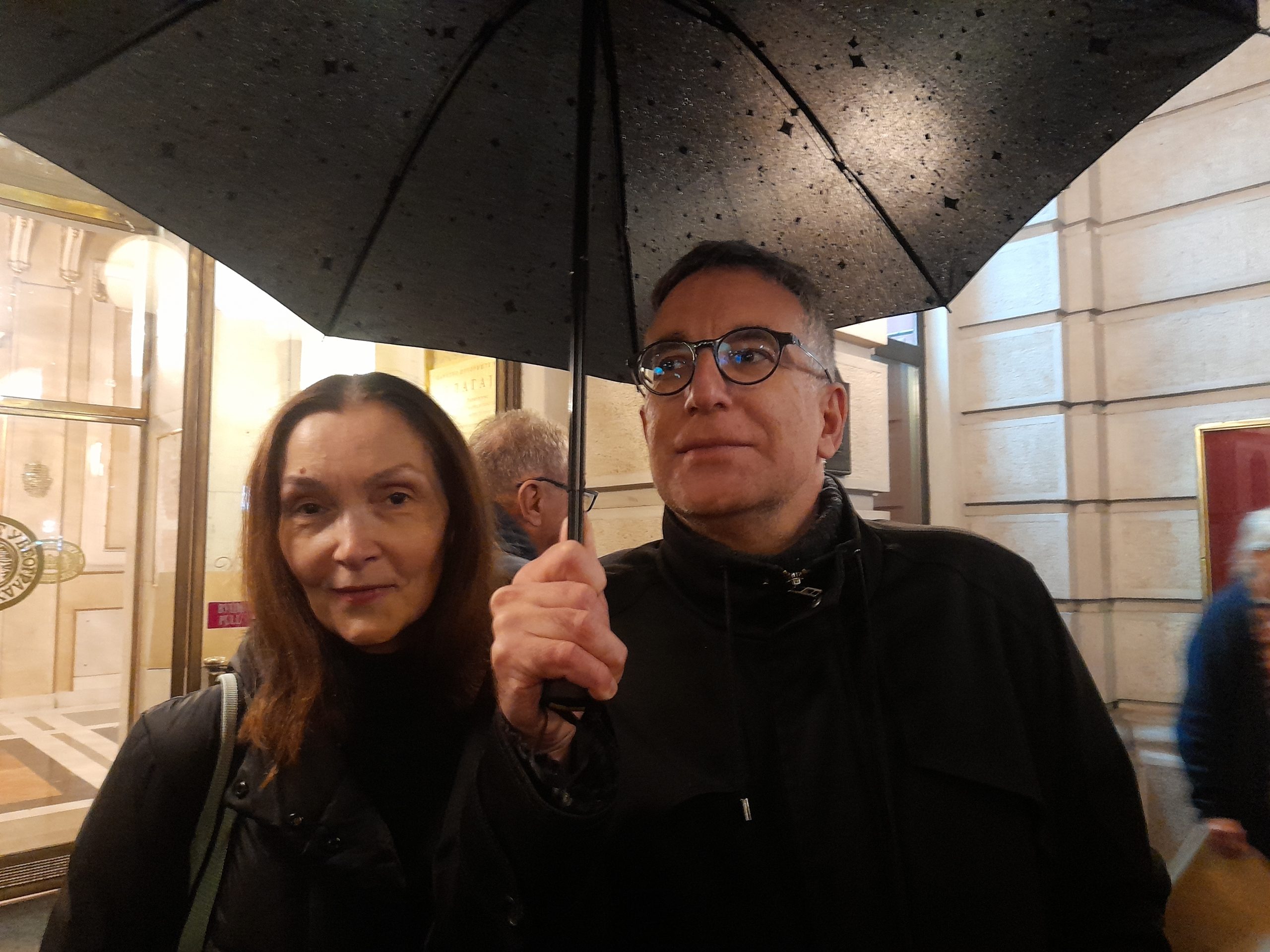 "Narodno je narodno, a radikalske eskadrile su prolazne": Umetnici, studenti i građani zajedno u odbrani nacionalnog teatra 5 "Narodno je narodno, a radikalske eskadrile su prolazne": Umetnici, studenti i građani zajedno u odbrani nacionalnog teatra 5