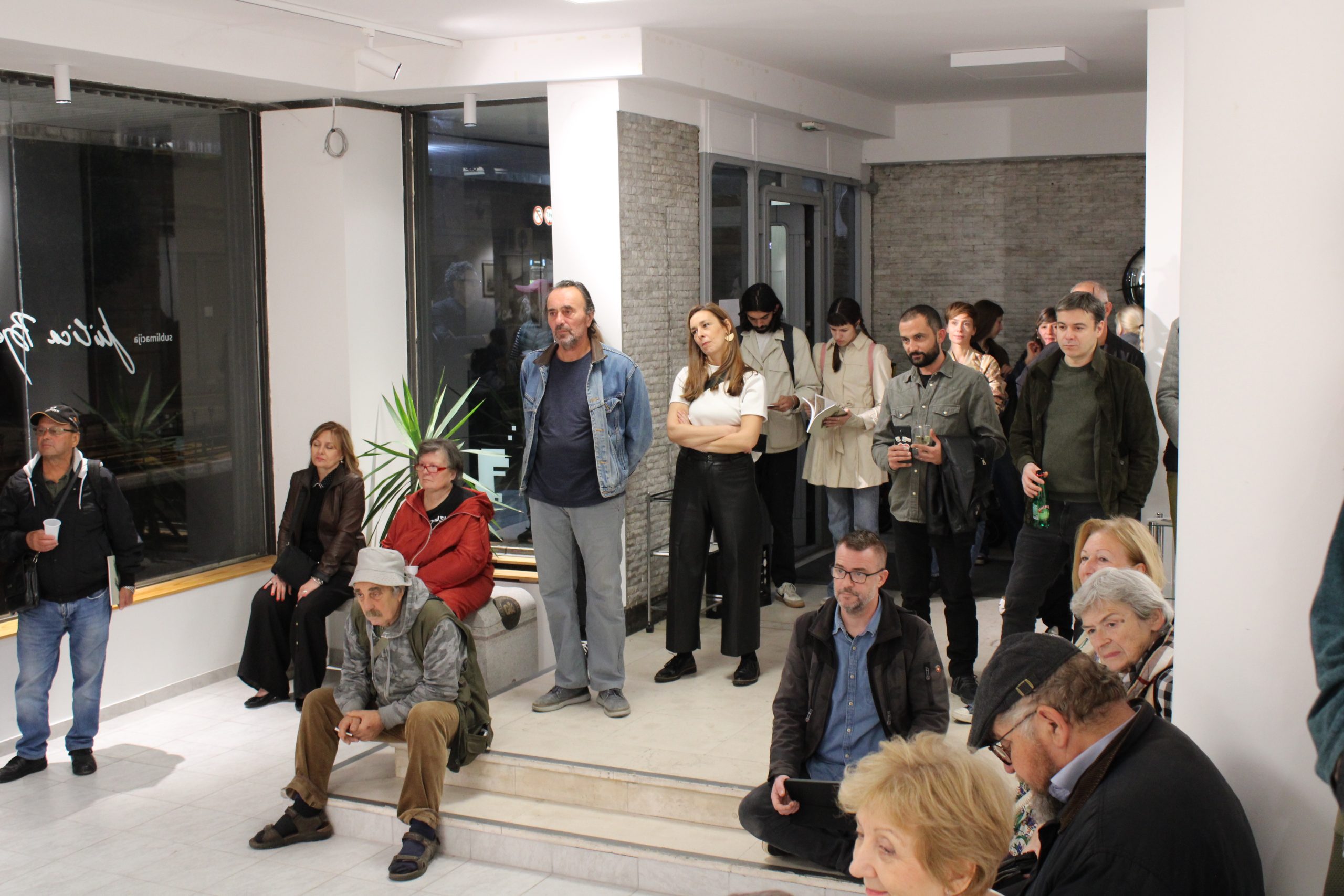 Uzbudljiv pečat našeg vremena i sveta: U Grafičkom kolektivu otvorena izložba "Sublimacija" Milice Bjelanović 2