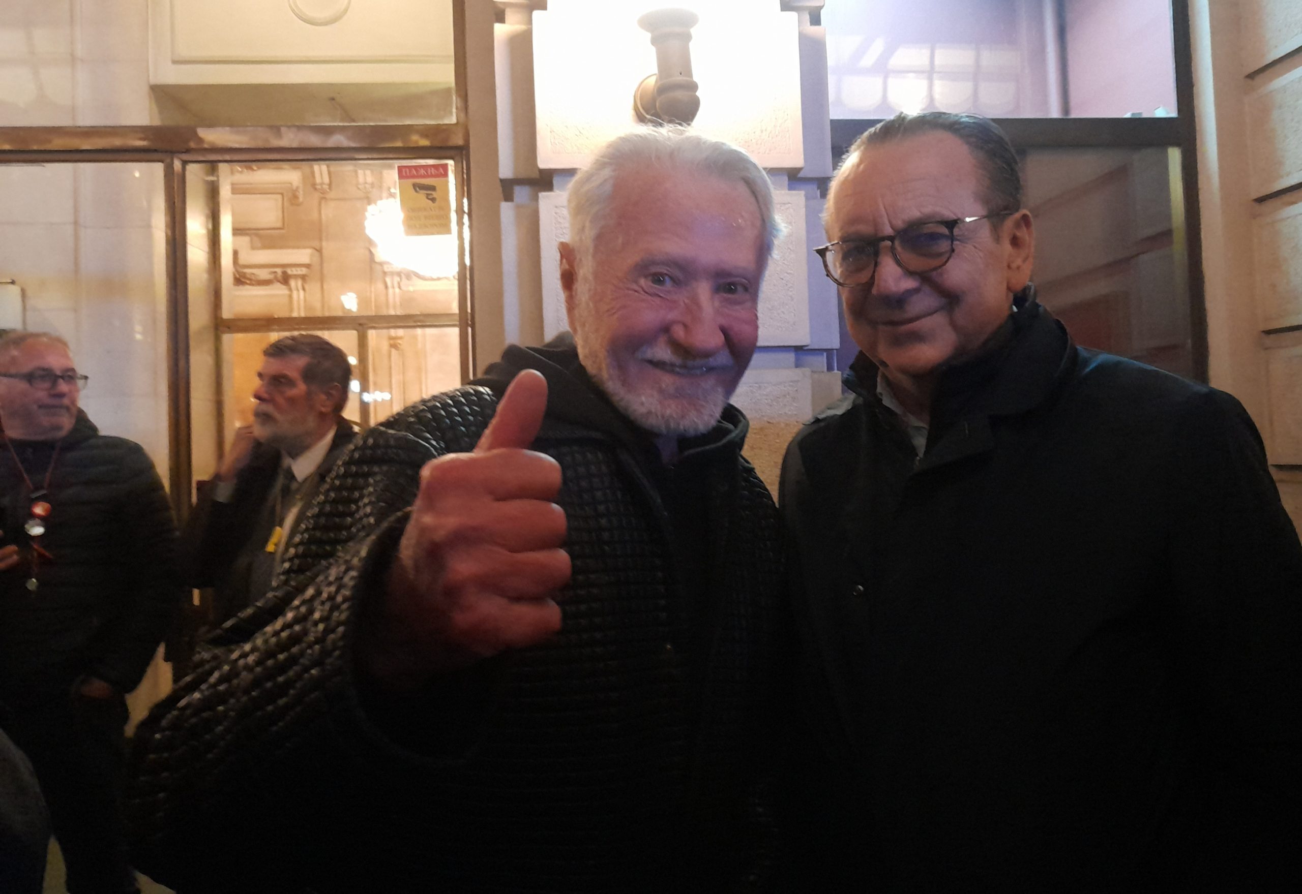 "Narodno je narodno, a radikalske eskadrile su prolazne": Umetnici, studenti i građani zajedno u odbrani nacionalnog teatra 6 "Narodno je narodno, a radikalske eskadrile su prolazne": Umetnici, studenti i građani zajedno u odbrani nacionalnog teatra 6