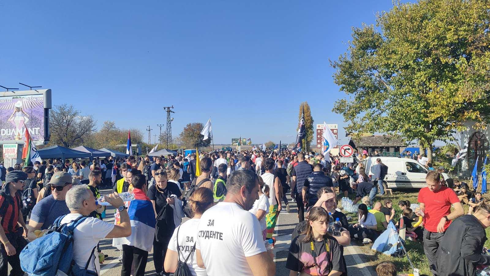 Srbija dočekana u Novom Sadu: Novosadski studenti kolegama sa drugih univerziteta dali ključeve grada, položeni venci za nastradale (FOTO, VIDEO) 16 Srbija dočekana u Novom Sadu: Novosadski studenti kolegama sa drugih univerziteta dali ključeve grada, položeni venci za nastradale (FOTO, VIDEO) 15