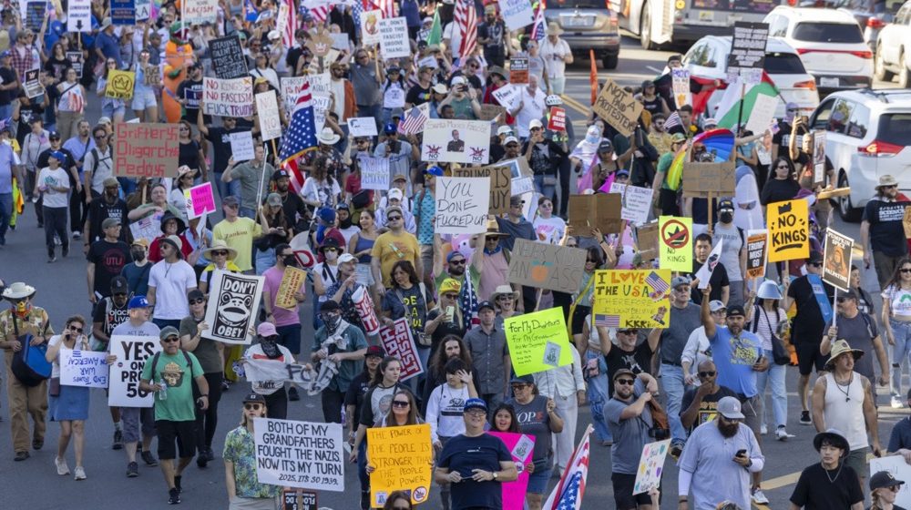 Milioni ljudi na ulicama širom SAD protiv Trampa: Masovno okupljanje “Bez kraljeva” šansa za demokrate? 1