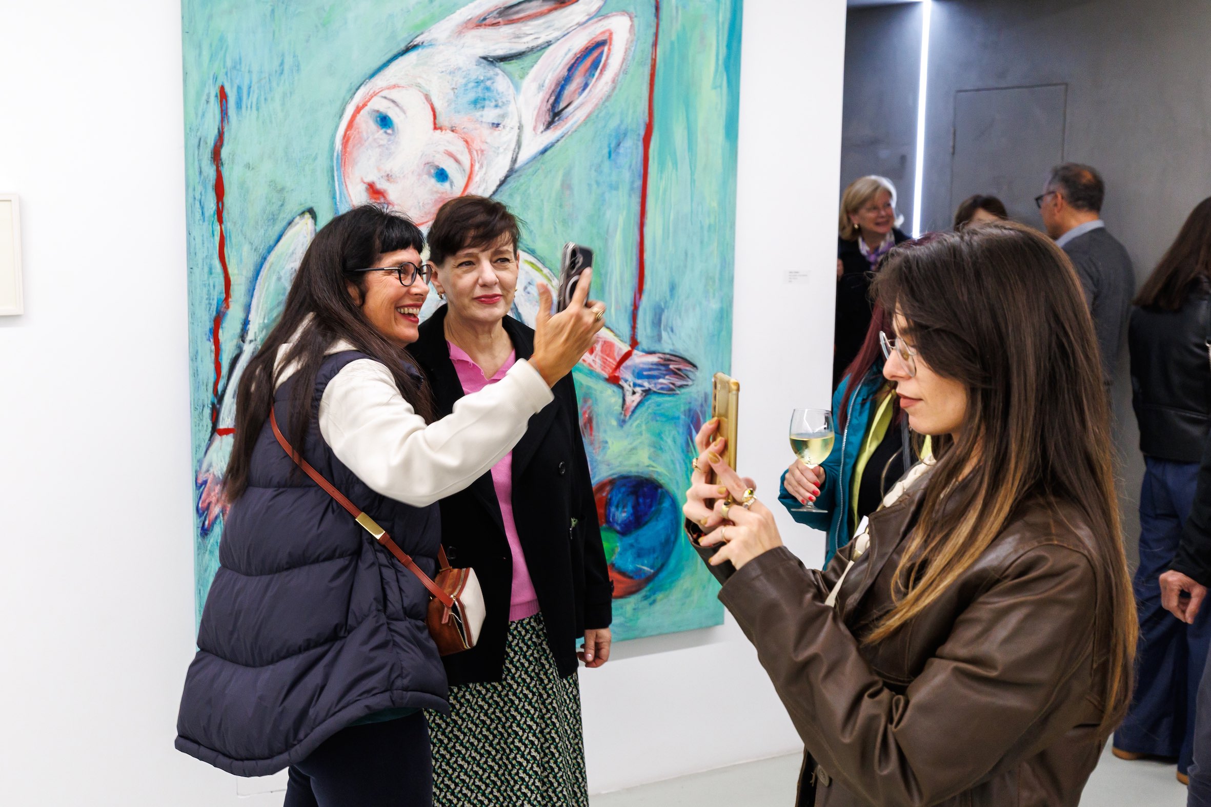 Otvorena izložba „Ide maca oko tebe…“umetnice Selene Vicković u galeriji Novembar (FOTO) 2 Otvorena izložba „Ide maca oko tebe…“umetnice Selene Vicković u galeriji Novembar (FOTO) 3