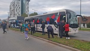 U Novom Sadu je danas posle podne muškarac napao novinarku N1 koja izveštava sa skupova pristalica režima, ali i okupljanja koje su organizovali zborovi građana.