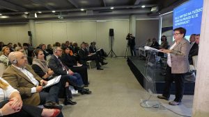 Predsednica predsedništva Udruženja tužilaca Srbije Lidija Komlen Nikolić ocenila je danas da tužilaštvo trpi brojne pritiske i da od te institucije "svi akteri očekuju da im ispunjava želje".