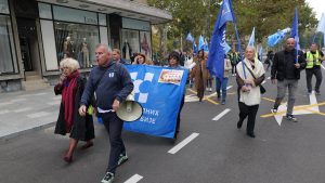 U Beogradu se održava protest zaposlenih u kulturi nezadovoljnih materijalnim položajem. Oni su se, posle okupljanja na Trgu Nikole Pašića, prošetali do Ministarstva finansija.