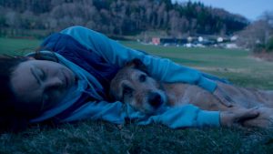 Šta se desi kada čovekov najbolji prijatelj, pas, završi na optuženičkoj klupi? Saznaćete u politički nekorektnoj komediji „Pas na sudu”, zasnovanoj na istinitim događajima, koja je od 16. okobra na repertoaru domaćih bioskopa.