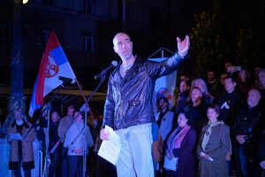 Na Trgu republike večeras je održan veliki skup podrške umetnicima Narodnog pozorišta u Beogradu, u organizaciji Sindikata glumaca SINGLUS, Sindikata Baleta i Sindikata Opere, kojem su se odazvale brojne kolege iz svih beogradskih pozorišta, profesori Fakulteta dramskih umetnosti u Beogradu, javne ličnosti i građani.