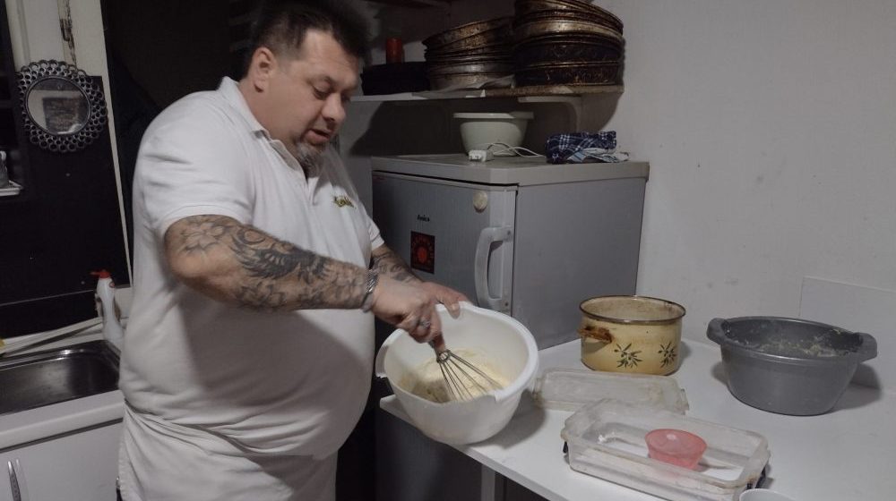 Zatvorena mu radnja zbog 270 dinara: Kragujevčani u odbrani Neše Pekara, koji je studentima u blokadi nosio vruć burek i jogurt 1