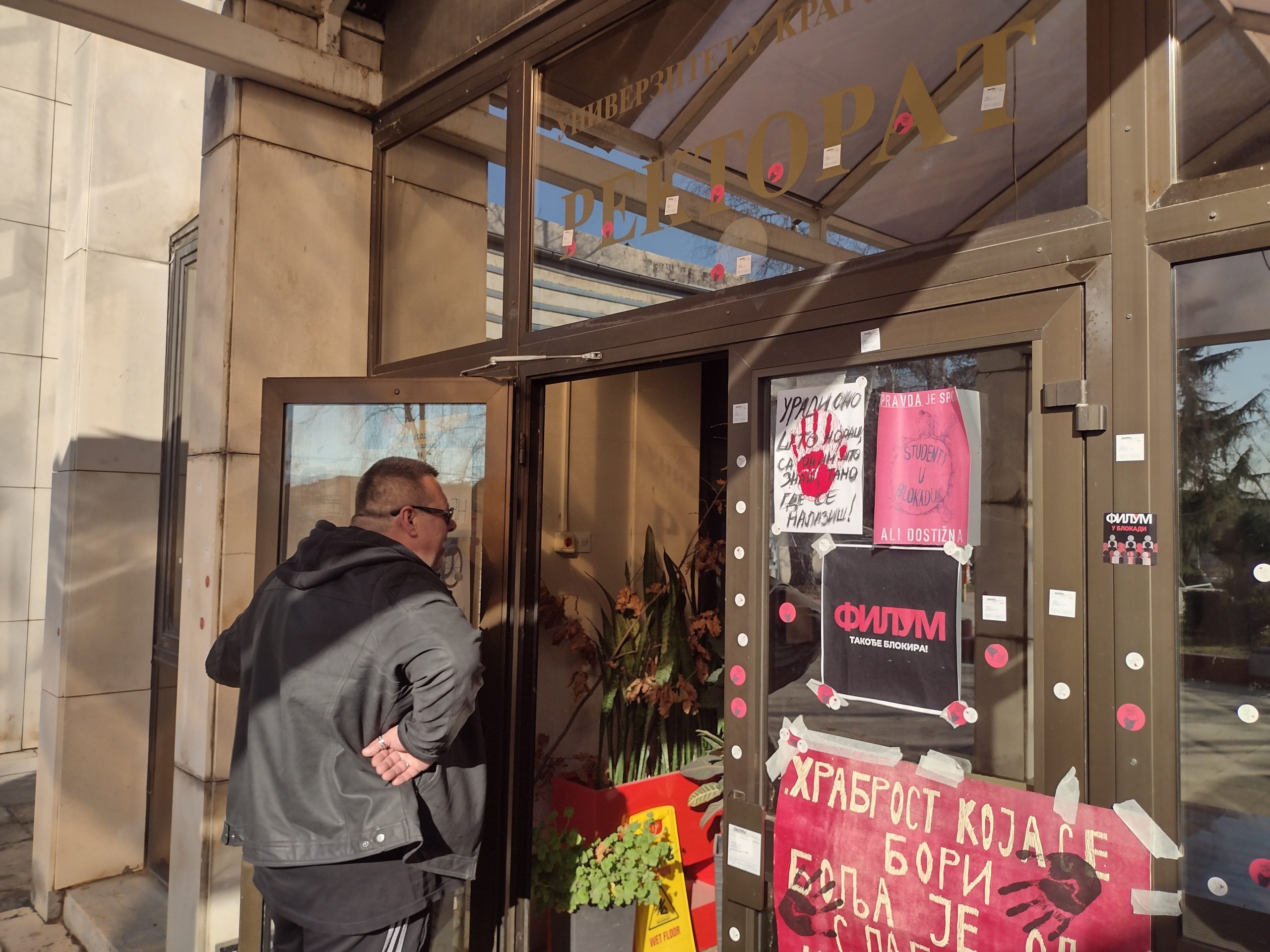 Zatvorena mu radnja zbog 270 dinara: Kragujevčani u odbrani Neše Pekara, koji je studentima u blokadi nosio vruć burek i jogurt 4 Zatvorena mu radnja zbog 270 dinara: Kragujevčani u odbrani Neše Pekara, koji je studentima u blokadi nosio vruć burek i jogurt 4