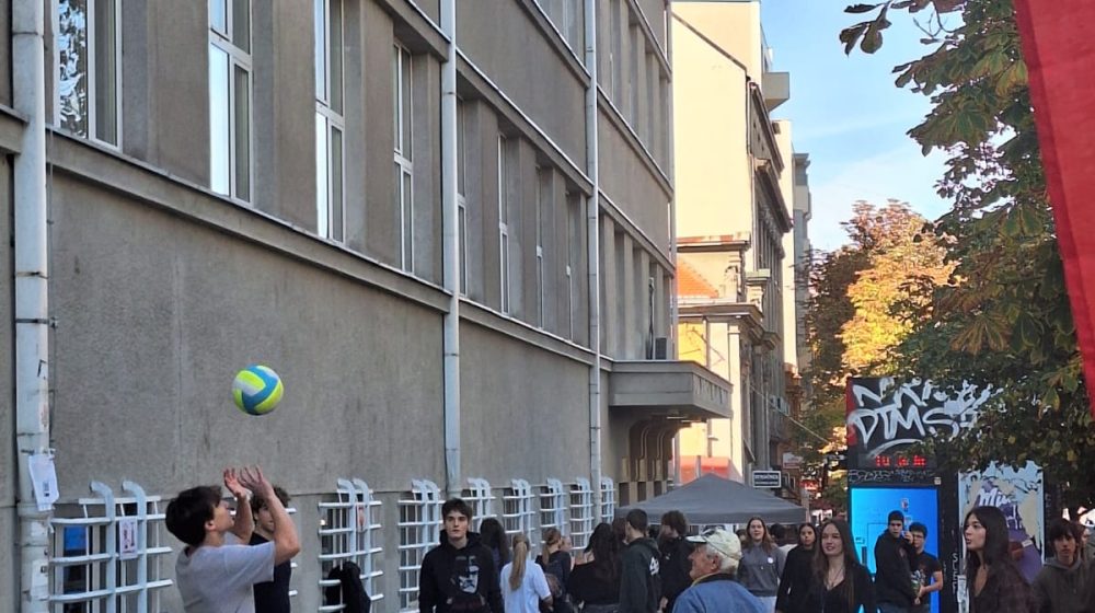 Zaposleni u Petoj beogradskoj gimnaziji opet ostali bez plate 1