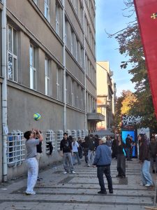 Zaposleni u Petoj beogradskoj gimnaziji ponovo su ostali bez plate, potvrdili su za Danas nastavnici te škole.