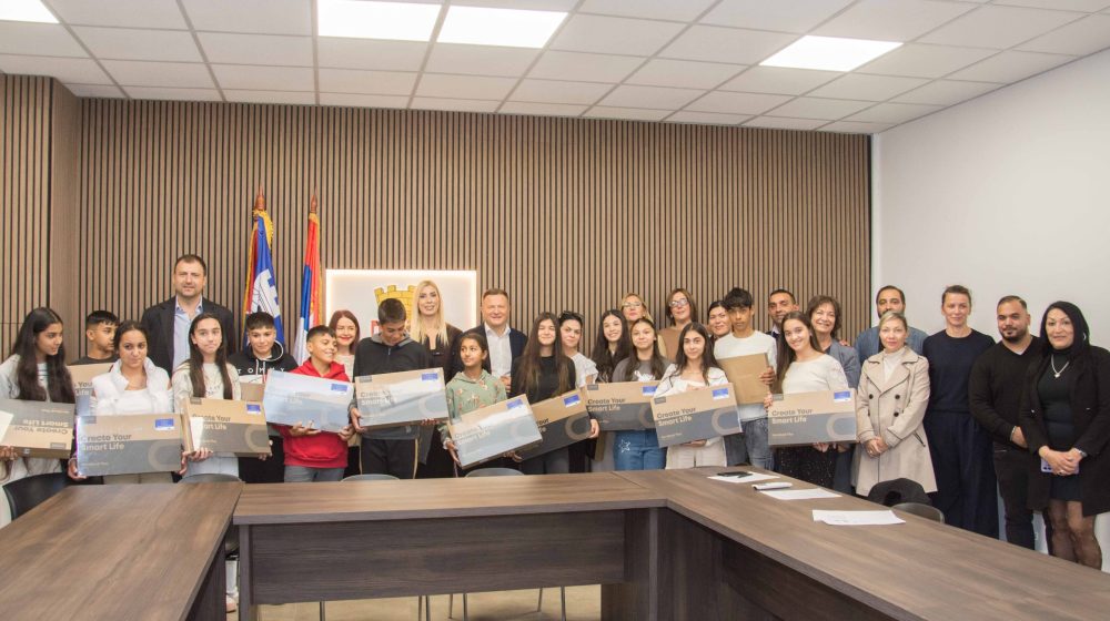 Najboljim osnovcima romske nacionalnosti uručeni laptop računari na Novom Beogradu 1