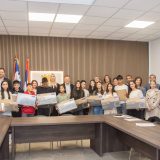 Najboljim osnovcima romske nacionalnosti uručeni laptop računari na Novom Beogradu 4