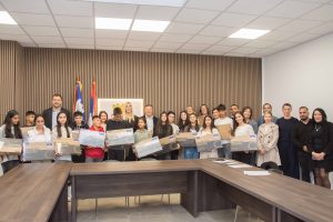 Osamnaest đaka romske nacionalnosti s najboljim opštim uspehom od petog do osmog razreda prisustvovali su prijemu u Gradskoj opštini Novi Beograd tokom kojeg im je predsednica te opštine Ivana Nikolić uručila nagrade - laptop računare, saopšteno je danas.