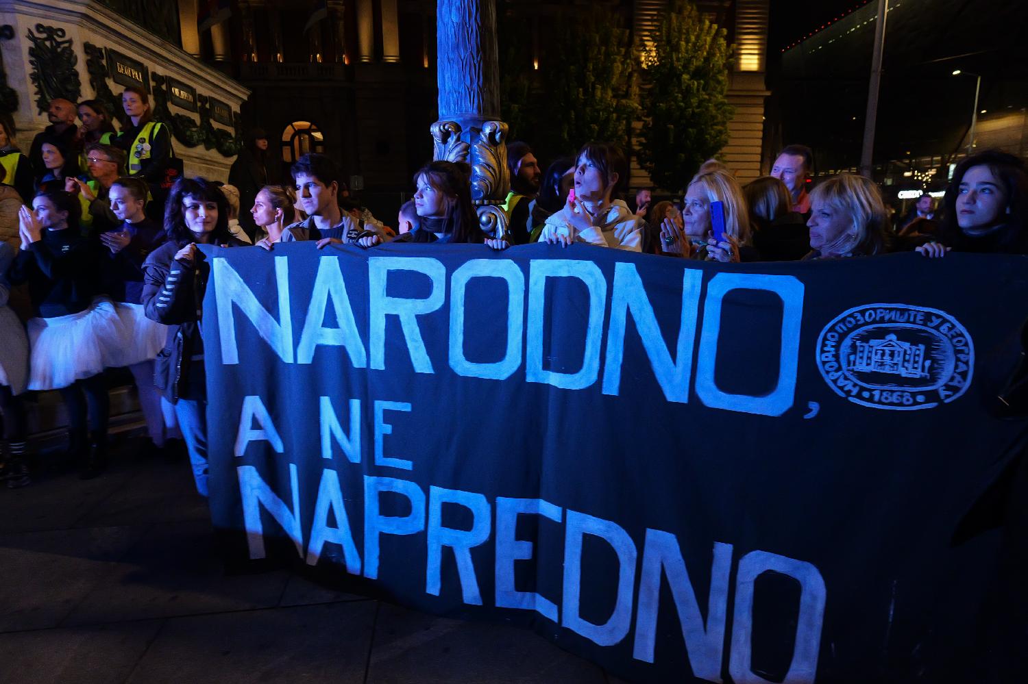 "Narodno pozorište je narodno": Sa skupa podrške na Trgu republike poručeno da "pozorište nije kasarna, niti je uprava Generalštaba" (FOTO; VIDEO) 5
