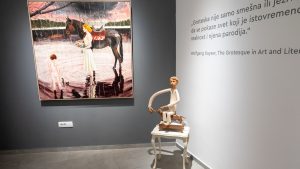 Prethodne nedelje u kragujevačkoj Aleksić galeriji savremene umetnosti, otvorena je izložba radova vajara Marka Crnobrnje i slikara Mirze Čizmića, pod nazivom „Pozornica apsurda“, koja će trajati sve do 25. oktobra 2025. godine.