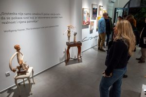 U kragujevačkoj Aleksić galeriji savremene umetnosti još uvek je aktuelna izložba „Pozornica apsurda", koja predstavlja susret dva univerzuma - radova vajara Marka Crnobrnje i slikara Mirze Čizmića.