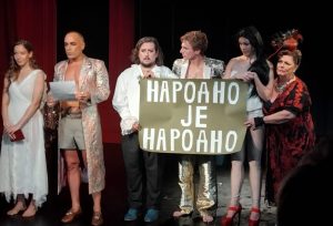 Publika koja je večeras prisustvovala otvaranju nove sezone u Jugoslovenskom dramskom pozorištu, premijeri predstave "Slika Dorijana Greja", u adaptaciji i režiji Nataše Radulović, koja je izvedena na sceni Studio Ćirilov, imala je privilegiju da vidi jedno zaista uzbudljivo ostvarenje, u mnogim segmentima i neuobičajeno na repertoarima naših teatara.