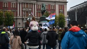 Više stotina zaposlenih u kulturi, studenata i građana okupilo se danas na Trgu republike ispred Narodnog pozorišta u Beogradu, na protestu "Nula (0) za kulturu" koji organizuje ansambl Drame tog pozorišta i sindikati umetnika.