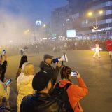 Novi Sad: Okupljeni u "Maršu slobode" pešačili do železničke stanice, gde je protest završen uz 16 minuta tišine (FOTO/VIDEO) 4