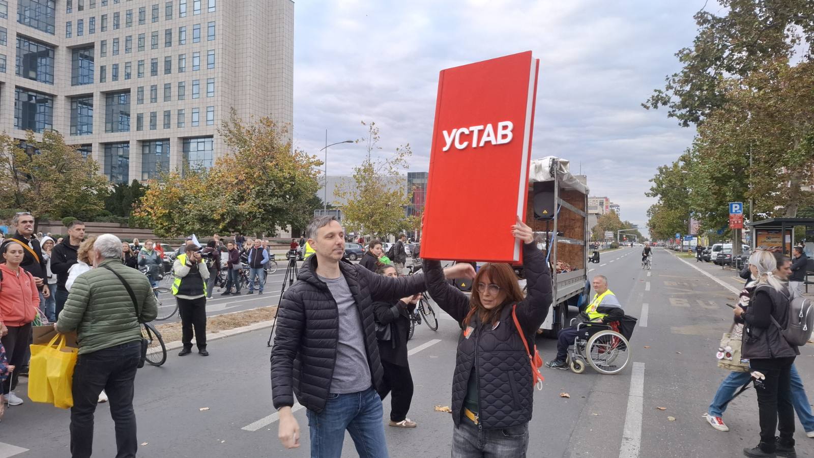 Novi Sad: Okupljeni u "Maršu slobode" pešačili do železničke stanice, gde je protest završen uz 16 minuta tišine (FOTO/VIDEO) 2