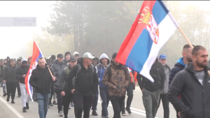 Grupa od 60 Srba sa Kosova krenula je jutros pešice ka Novom Sadu kako bi, kako kažu, podržali predsednika Srbije Aleksandra Vučića.

 