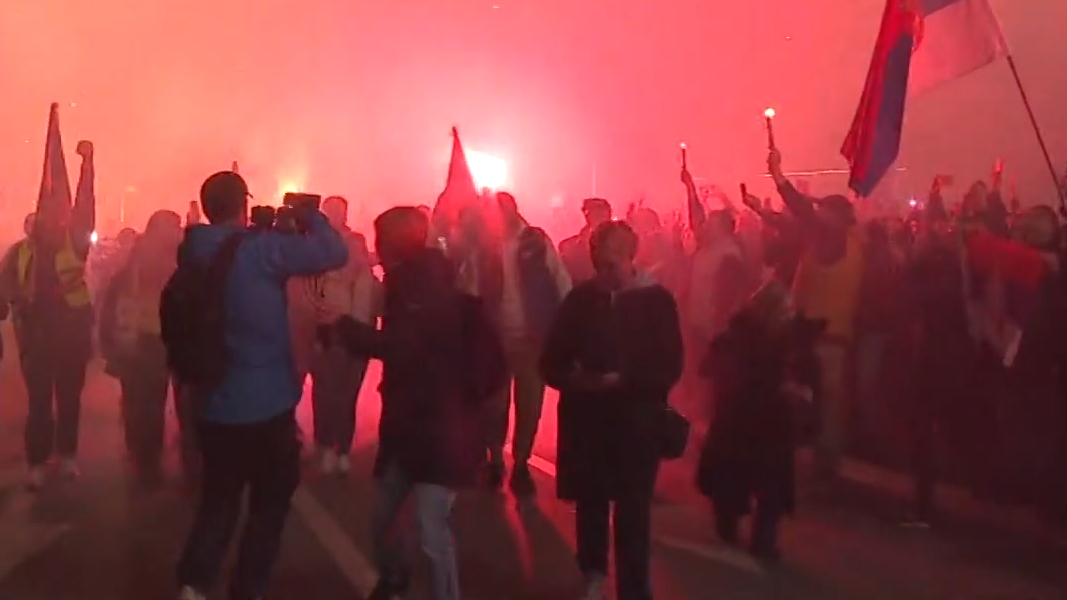 "Idem preko zemlje Srbije": Suze, vatromet, baklje i crveni tepih za studente koji su prešli peške više od 300 kilometara (VIDEO, FOTO) 5 "Idem preko zemlje Srbije": Suze, vatromet, baklje i crveni tepih za studente koji su prešli peške više od 300 kilometara (VIDEO, FOTO) 5