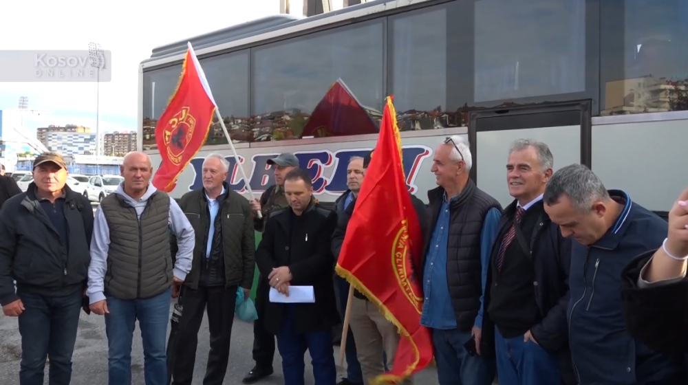 Kako izgleda polazak građana Prištine na OVK protest u Tirani: Šta poručuju? (VIDEO) 1