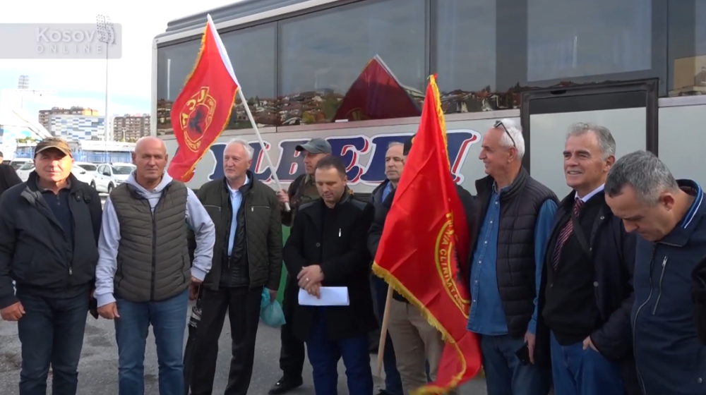 Kako izgleda polazak građana Prištine na OVK protest u Tirani: Šta poručuju? (VIDEO) 1
