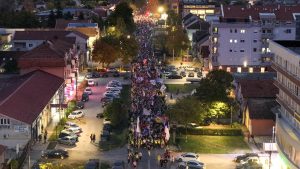 Studenti iz Novog Pazara koji pešače do Novog Sada stigli su u Banstol gde će večeras prespavati, dok je druga grupa studenata i građana koja je krenula iz Beograda stigla do Inđije, odakle će nakon pauze takođe nastaviti ka Novom Sadu. Osim njih, pešače i studenti sa zapada Srbije koji su stigli do Rume.