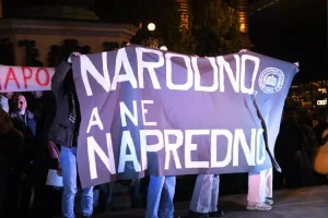 Narodno pozorište je moja prva kuća, još u vreme studija sam bio njegov stipendista, i nikada nisam slutio da može da doživi ovakvu sramotu - da u fotelji u kojoj je sedeo Branislav Nušić, pa mnogi drugi velikani do današnjih tužnih dana, sada sede partijski komesari najsramnije vlasti koju smo imali u novijoj istoriji. Nadam se da će se ipak nešto vrlo krupno iz svega ovoga desiti, i da ćemo uskoro da izađemo iz pakla ovog režima - kaže za Danas dramski prvak, glumac Ateljea 212 Milan Caci Mihailović.