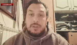 "Do petka hodam za sve one koji su obespravljeni, koji su pritvoreni, pretučeni jer misle drugačije od režima, koji su izgubili posao", tim rečima Vukašin Slavković, profesor Univerziteta u Kragujevcu, započeo je svoju protestnu, ali i komemorativnu šetnju od svog grada do Novog Sada. On hoda sam, a stigao je do Lazarevca.