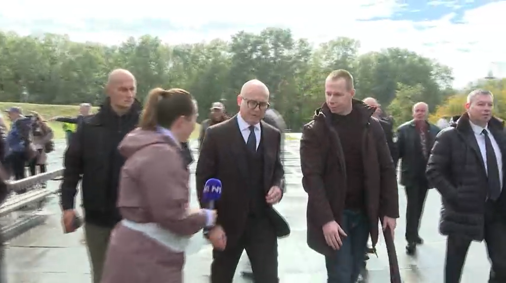 Novinarka N1 pokušala da postavi pitanje Milošu Vučeviću, njegovo obezbeđenje je odgurnulo (VIDEO) 1