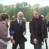 Novinarka N1 pokušala da postavi pitanje Milošu Vučeviću, njegovo obezbeđenje je odgurnulo (VIDEO) 10