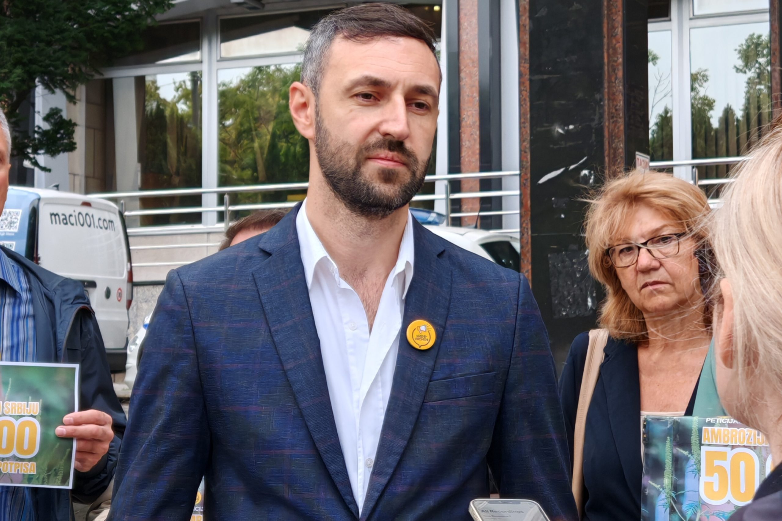 Lanac straha u javnom sektoru: Stotine prijava o partijskim ucenama SNS-a širom Srbije za odlaske na mitinge 2