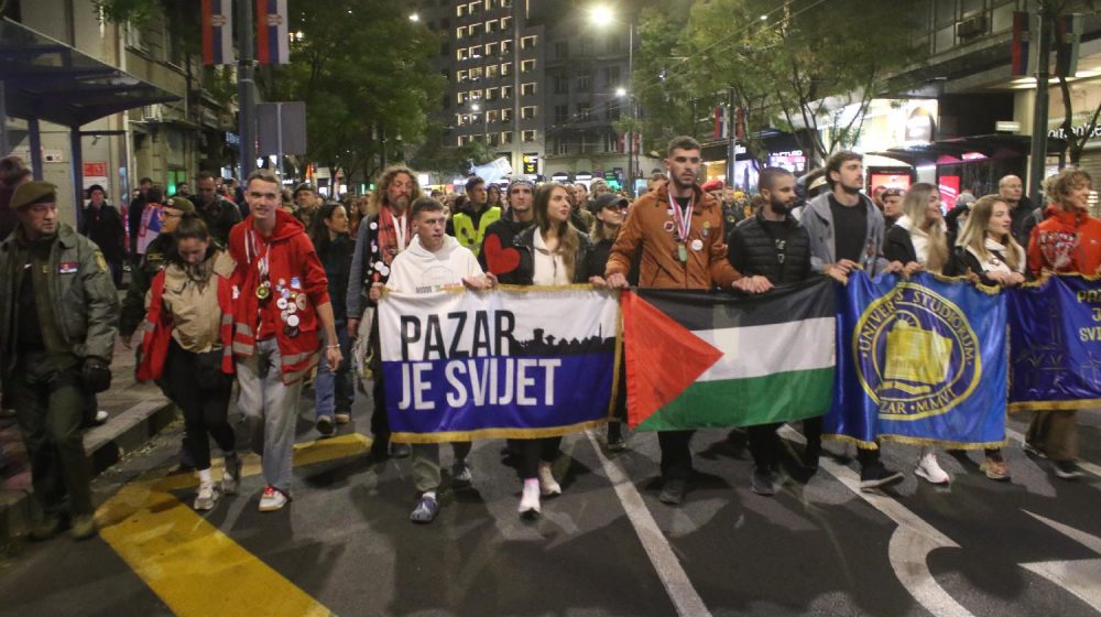 "Idem preko zemlje Srbije": Suze, vatromet, baklje i crveni tepih za studente koji su prešli peške više od 300 kilometara (VIDEO, FOTO) 1