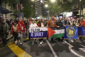 Večeras u Beograd stigle su dve kolone studenata i građana koji su pešačili iz Novog Pazara, a koji hodaju do Novog Sada. Doček je organizovan kod Ada Mola, odakle su se studenti uputili ka zgradi Rektorata. Tamo im je priređen finalni doček uz vatromet, baklje, muziku i crveni tepih.