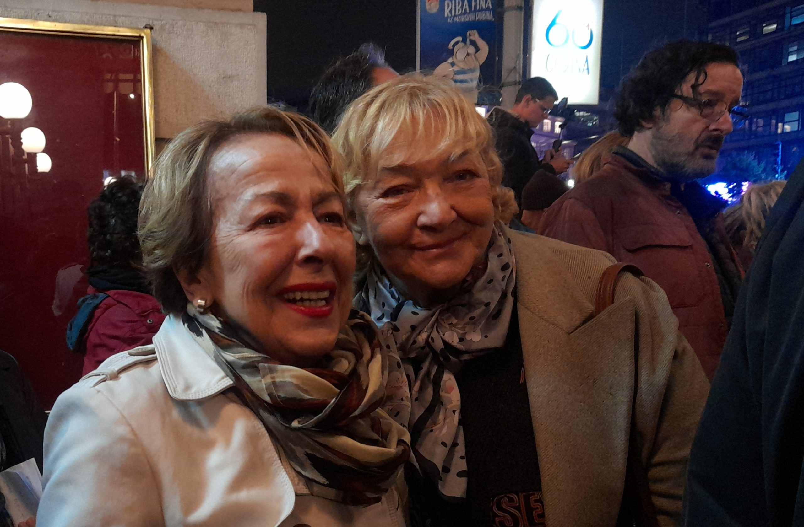 "Narodno je narodno, a radikalske eskadrile su prolazne": Umetnici, studenti i građani zajedno u odbrani nacionalnog teatra 2 "Narodno je narodno, a radikalske eskadrile su prolazne": Umetnici, studenti i građani zajedno u odbrani nacionalnog teatra 2