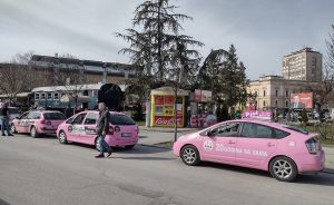  

Gradsko veće je krajem prošle nedelje donelo Rešenje kojim se utvrđuju jedinične cena za obavljanje taksi prevoza na teritoriji grada Kragujevca. Razlog za donošenje Rešenja nalazi se u neophodnosti usklađivanja cena sa aktuelnim uslovima poslovanja i obezbeđivanja materijalne sigurnosti preduzetnika koji obavljaju tu delatnost.